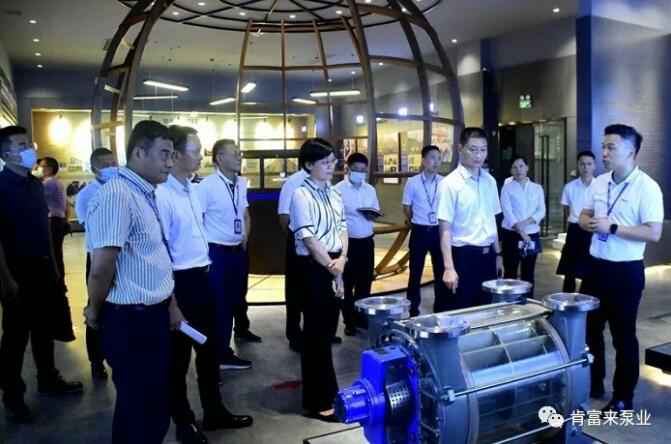 公司董事长、总经理陈迪(右一)向李军区长(右二)一行介绍昆明浩宇在线职业培训有限公司产品